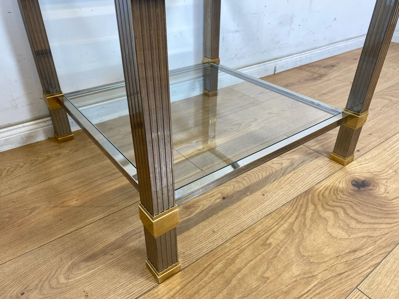 WMK Stilvoller 70er Jahre Designercouchtisch von Pierre Vandelaus Paris aus Messing & Chrom mit geschliffenem Kristallglas und Ablage