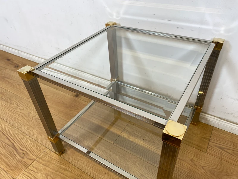 WMK Stilvoller 70er Jahre Designercouchtisch von Pierre Vandelaus Paris aus Messing & Chrom mit geschliffenem Kristallglas und Ablage