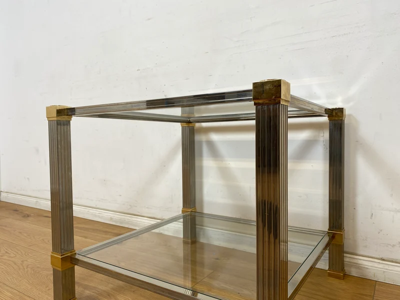 WMK Stilvoller 70er Jahre Designercouchtisch von Pierre Vandelaus Paris aus Messing & Chrom mit geschliffenem Kristallglas und Ablage