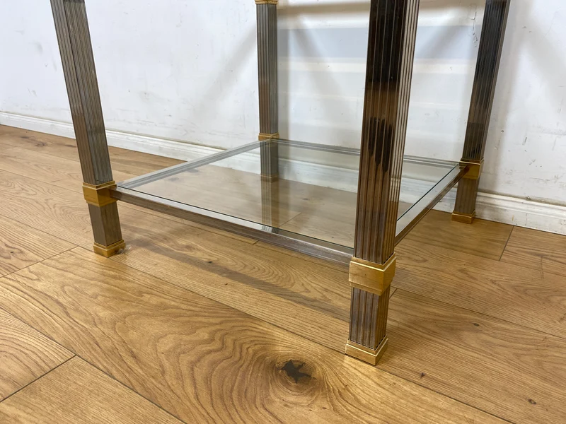 WMK Stilvoller 70er Jahre Designercouchtisch von Pierre Vandelaus Paris aus Messing & Chrom mit geschliffenem Kristallglas und Ablage