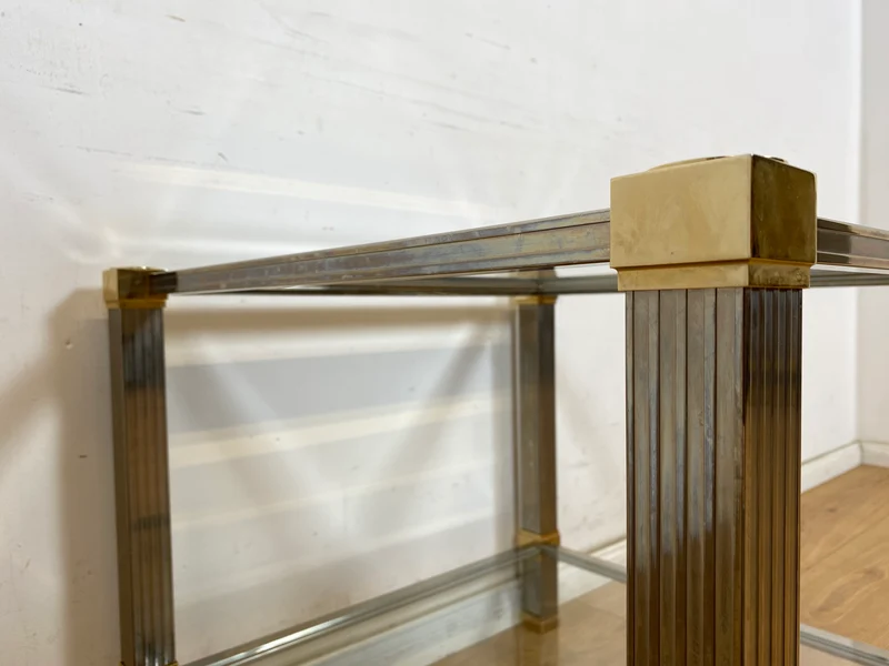 WMK Stilvoller 70er Jahre Designercouchtisch von Pierre Vandelaus Paris aus Messing & Chrom mit geschliffenem Kristallglas und Ablage