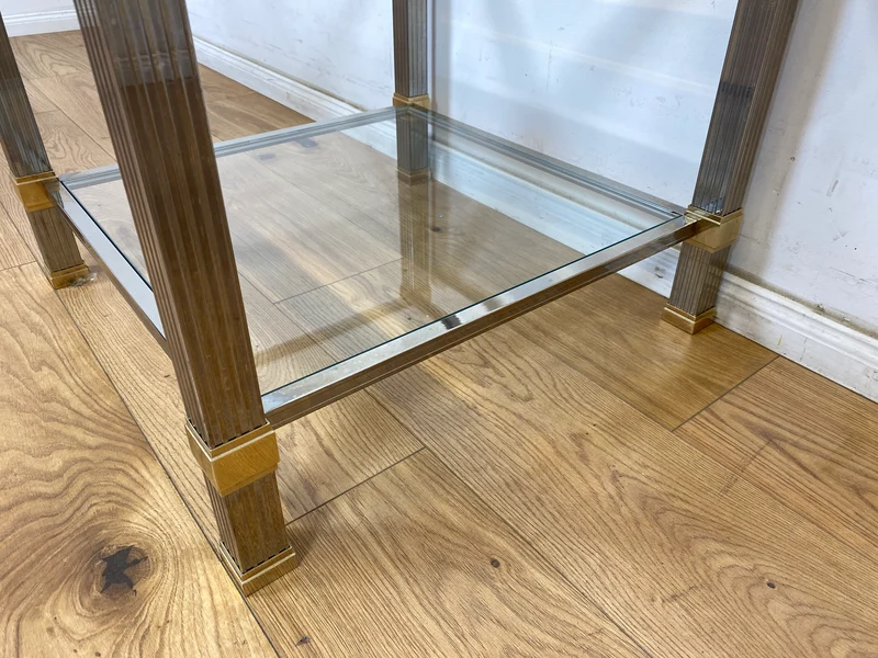WMK Stilvoller 70er Jahre Designercouchtisch von Pierre Vandelaus Paris aus Messing & Chrom mit geschliffenem Kristallglas und Ablage