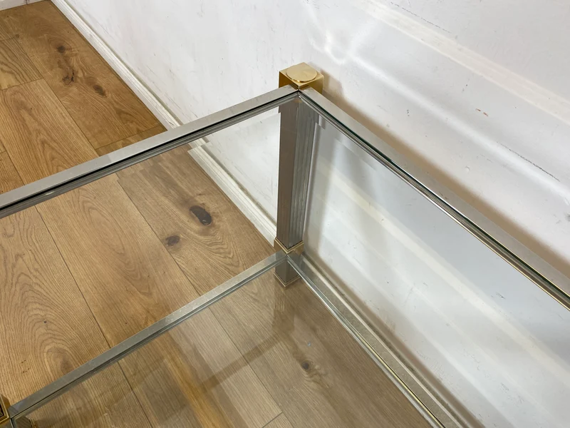 WMK Stilvoller 70er Jahre Designercouchtisch von Pierre Vandelaus Paris aus Messing & Chrom mit geschliffenem Kristallglas und Ablage