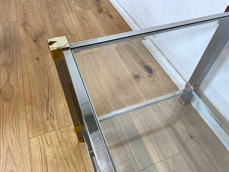 WMK Stilvoller 70er Jahre Designercouchtisch von Pierre Vandelaus Paris aus Messing & Chrom mit geschliffenem Kristallglas und Ablage