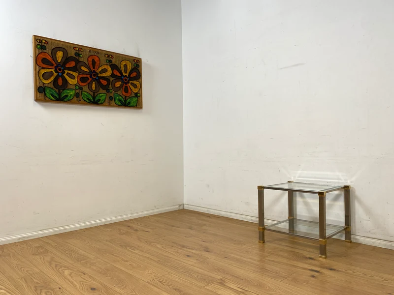 WMK Stilvoller 70er Jahre Designercouchtisch von Pierre Vandelaus Paris aus Messing & Chrom mit geschliffenem Kristallglas und Ablage
