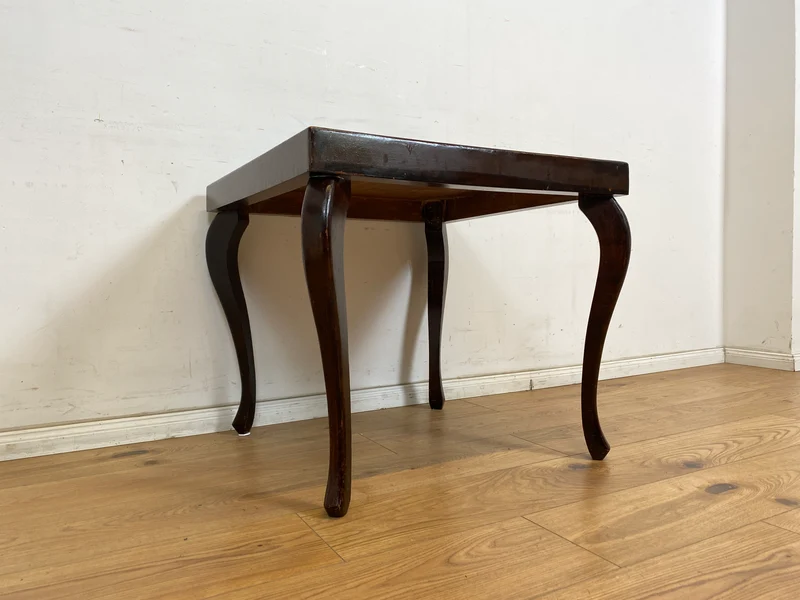 WMK Hübscher jedoch ziemlich abgerockter 1930er Jahre Couchtisch mit formschönen Füßen im Chippendale Stil