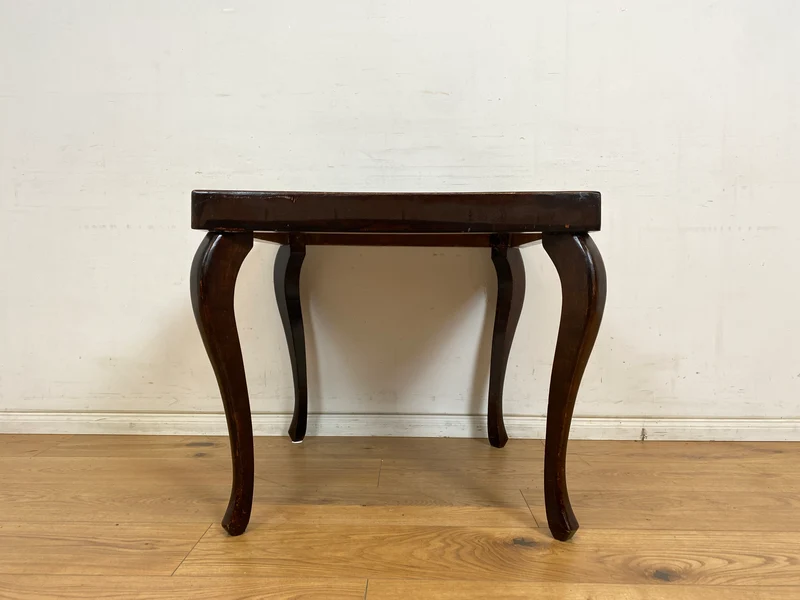 WMK Hübscher jedoch ziemlich abgerockter 1930er Jahre Couchtisch mit formschönen Füßen im Chippendale Stil