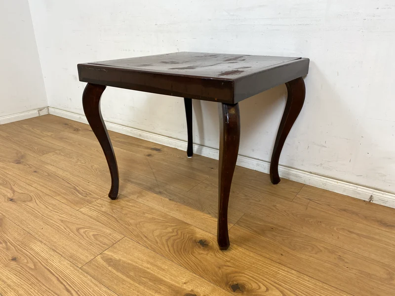 WMK Hübscher jedoch ziemlich abgerockter 1930er Jahre Couchtisch mit formschönen Füßen im Chippendale Stil