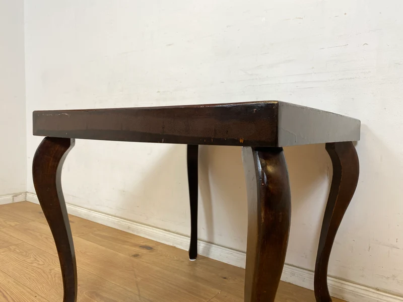 WMK Hübscher jedoch ziemlich abgerockter 1930er Jahre Couchtisch mit formschönen Füßen im Chippendale Stil