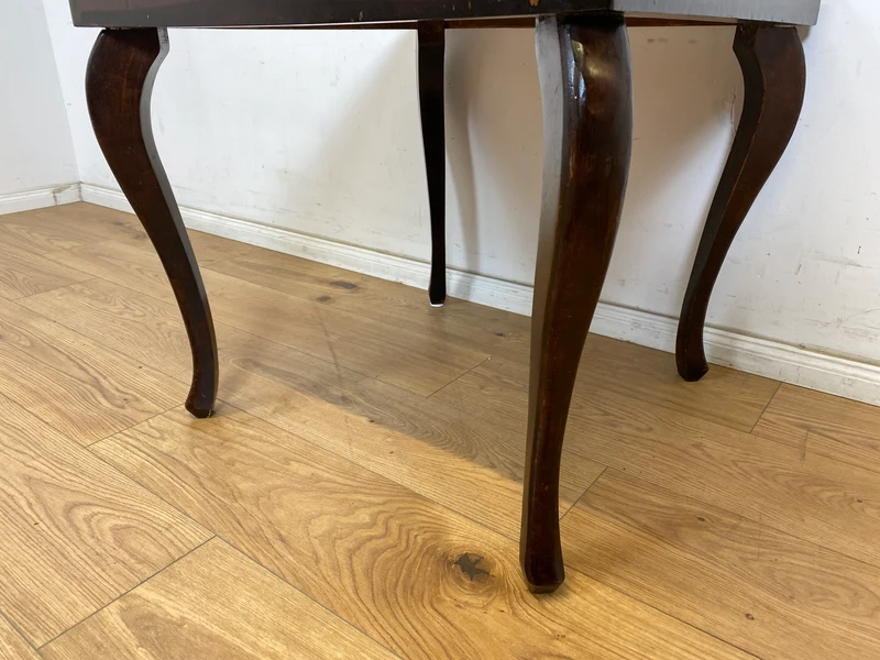 WMK Hübscher jedoch ziemlich abgerockter 1930er Jahre Couchtisch mit formschönen Füßen im Chippendale Stil