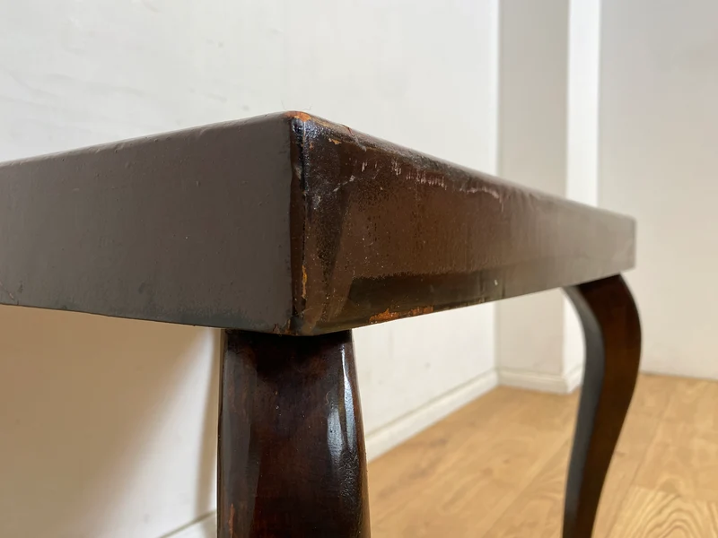 WMK Hübscher jedoch ziemlich abgerockter 1930er Jahre Couchtisch mit formschönen Füßen im Chippendale Stil