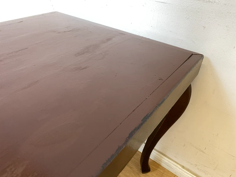WMK Hübscher jedoch ziemlich abgerockter 1930er Jahre Couchtisch mit formschönen Füßen im Chippendale Stil