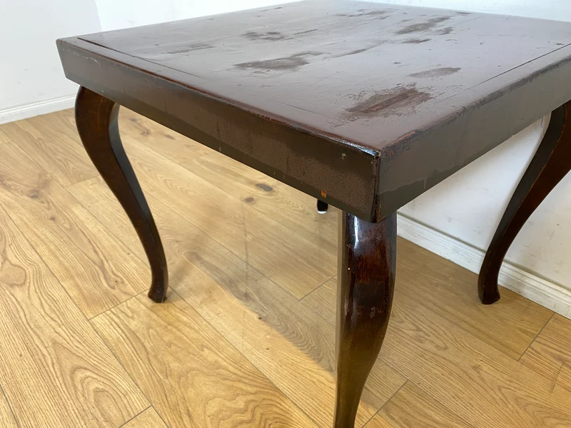 WMK Hübscher jedoch ziemlich abgerockter 1930er Jahre Couchtisch mit formschönen Füßen im Chippendale Stil