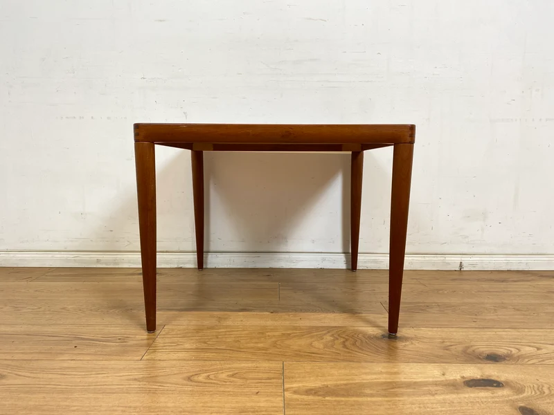 WMK Hochwertiger und sehr gut erhaltener skandinavischer Mid-Century Couchtisch aus massivem Teakholz