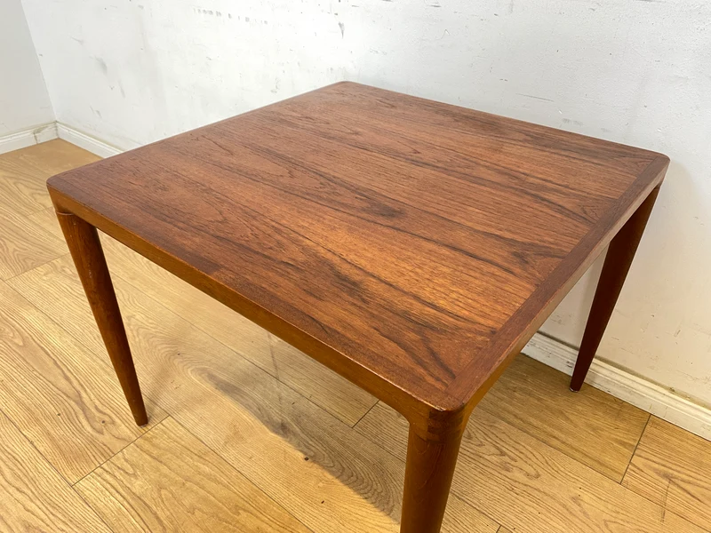 WMK Hochwertiger und sehr gut erhaltener skandinavischer Mid-Century Couchtisch aus massivem Teakholz