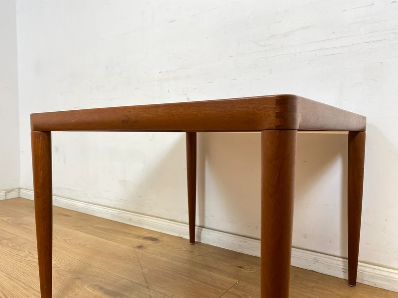 WMK Hochwertiger und sehr gut erhaltener skandinavischer Mid-Century Couchtisch aus massivem Teakholz
