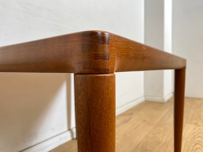 WMK Hochwertiger und sehr gut erhaltener skandinavischer Mid-Century Couchtisch aus massivem Teakholz