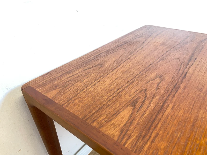 WMK Hochwertiger und sehr gut erhaltener skandinavischer Mid-Century Couchtisch aus massivem Teakholz