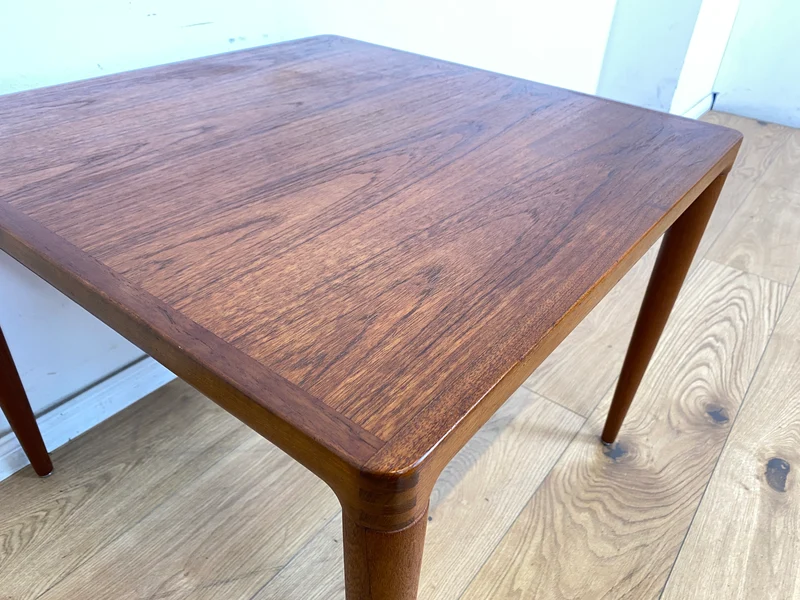 WMK Hochwertiger und sehr gut erhaltener skandinavischer Mid-Century Couchtisch aus massivem Teakholz