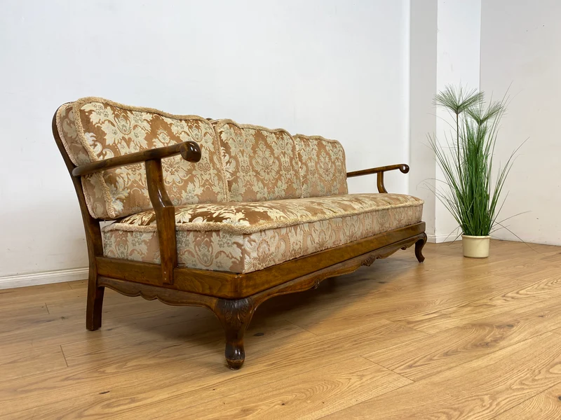 WMK Wunderschönes und gut erhaltenes 60er Jahre Chippendale Sofa mit feinem Brokat Bezug und Wiener Geflecht an der Rückseite