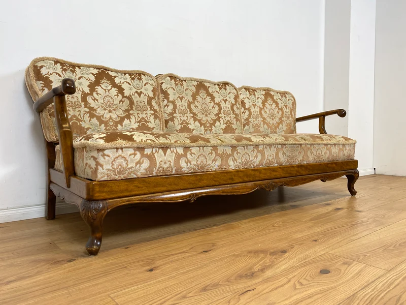 WMK Wunderschönes und gut erhaltenes 60er Jahre Chippendale Sofa mit feinem Brokat Bezug und Wiener Geflecht an der Rückseite
