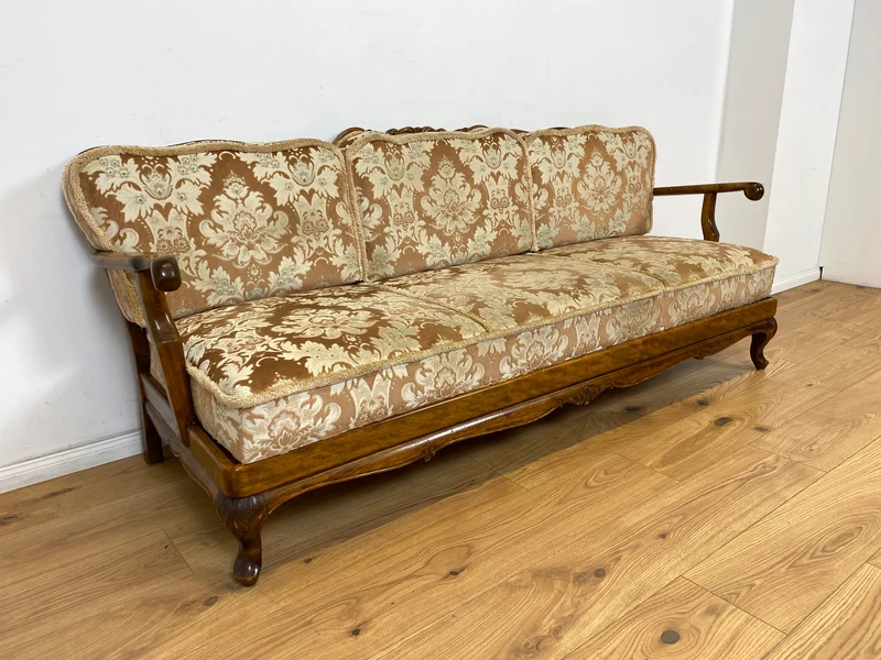 WMK Wunderschönes und gut erhaltenes 60er Jahre Chippendale Sofa mit feinem Brokat Bezug und Wiener Geflecht an der Rückseite