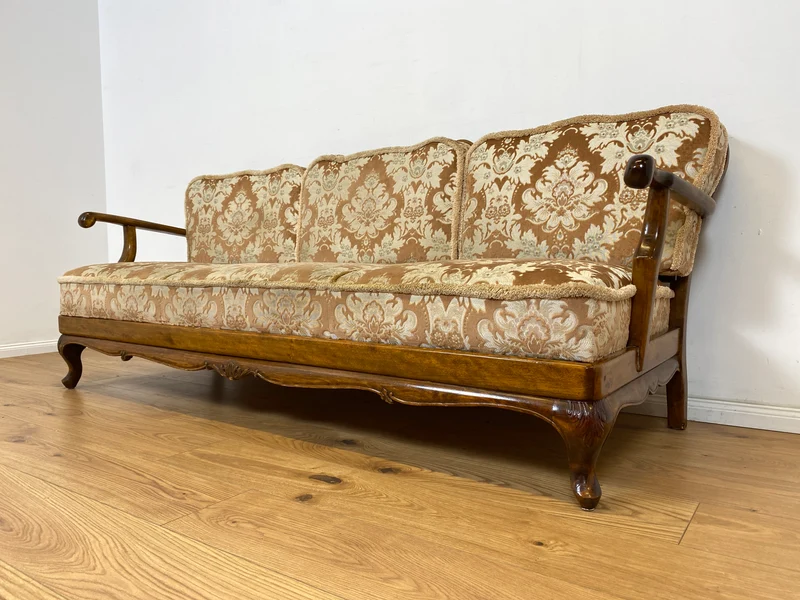 WMK Wunderschönes und gut erhaltenes 60er Jahre Chippendale Sofa mit feinem Brokat Bezug und Wiener Geflecht an der Rückseite