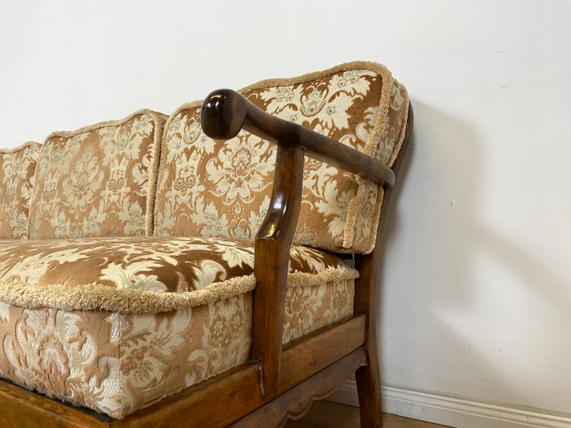 WMK Wunderschönes und gut erhaltenes 60er Jahre Chippendale Sofa mit feinem Brokat Bezug und Wiener Geflecht an der Rückseite