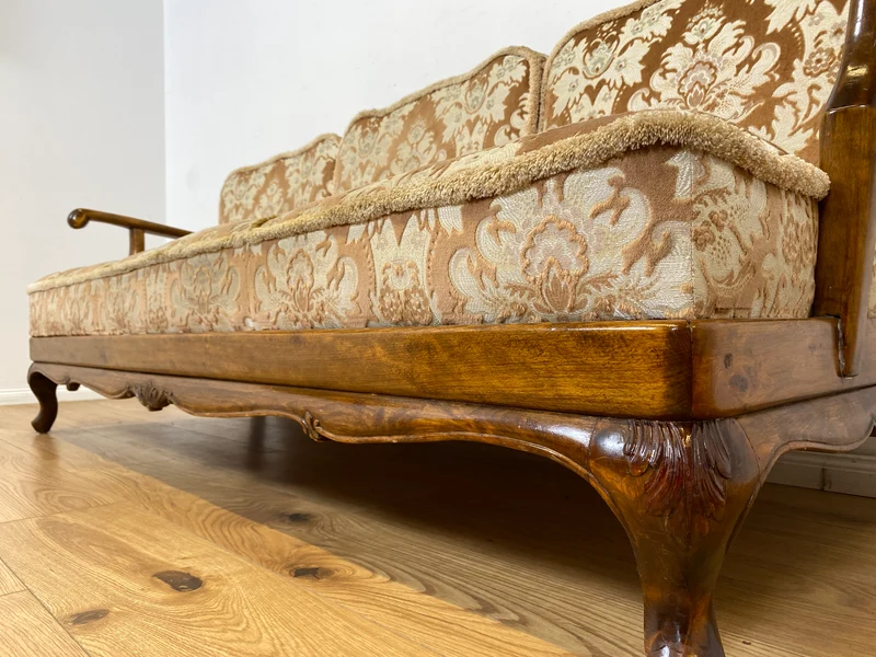 WMK Wunderschönes und gut erhaltenes 60er Jahre Chippendale Sofa mit feinem Brokat Bezug und Wiener Geflecht an der Rückseite