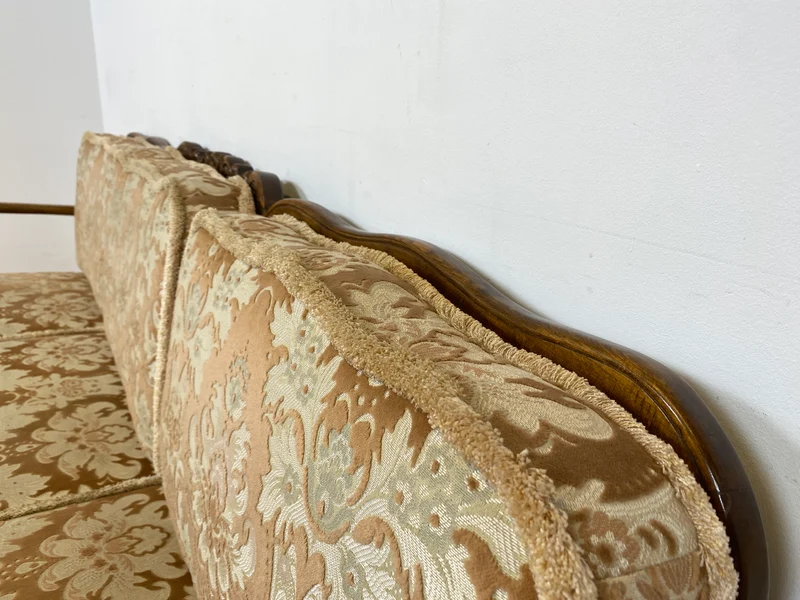 WMK Wunderschönes und gut erhaltenes 60er Jahre Chippendale Sofa mit feinem Brokat Bezug und Wiener Geflecht an der Rückseite