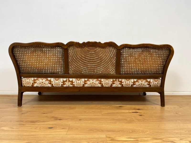 WMK Wunderschönes und gut erhaltenes 60er Jahre Chippendale Sofa mit feinem Brokat Bezug und Wiener Geflecht an der Rückseite