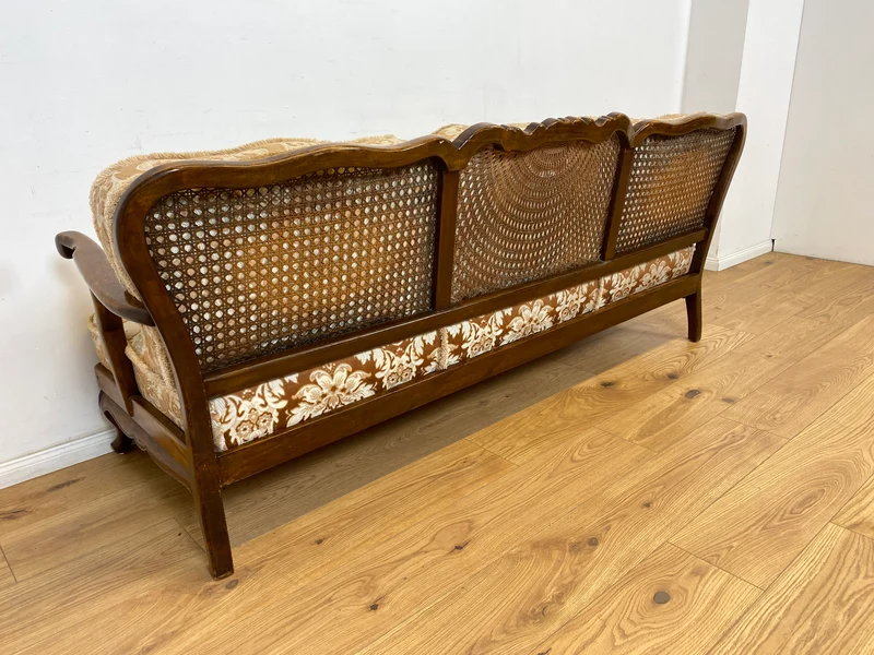 WMK Wunderschönes und gut erhaltenes 60er Jahre Chippendale Sofa mit feinem Brokat Bezug und Wiener Geflecht an der Rückseite