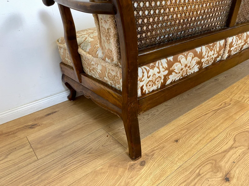 WMK Wunderschönes und gut erhaltenes 60er Jahre Chippendale Sofa mit feinem Brokat Bezug und Wiener Geflecht an der Rückseite