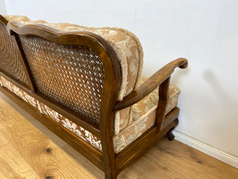 WMK Wunderschönes und gut erhaltenes 60er Jahre Chippendale Sofa mit feinem Brokat Bezug und Wiener Geflecht an der Rückseite