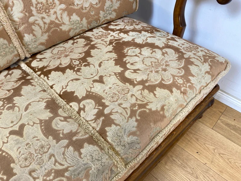WMK Wunderschönes und gut erhaltenes 60er Jahre Chippendale Sofa mit feinem Brokat Bezug und Wiener Geflecht an der Rückseite