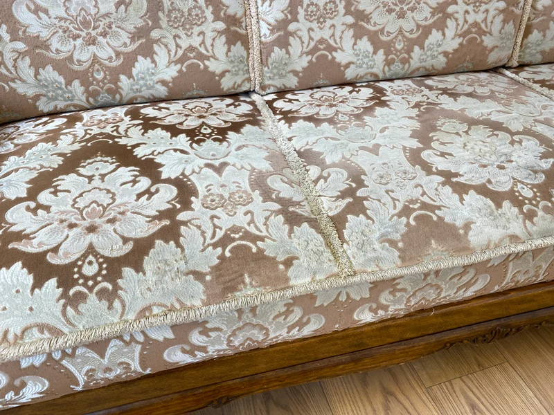 WMK Wunderschönes und gut erhaltenes 60er Jahre Chippendale Sofa mit feinem Brokat Bezug und Wiener Geflecht an der Rückseite