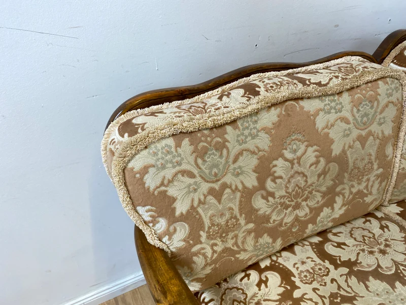 WMK Wunderschönes und gut erhaltenes 60er Jahre Chippendale Sofa mit feinem Brokat Bezug und Wiener Geflecht an der Rückseite