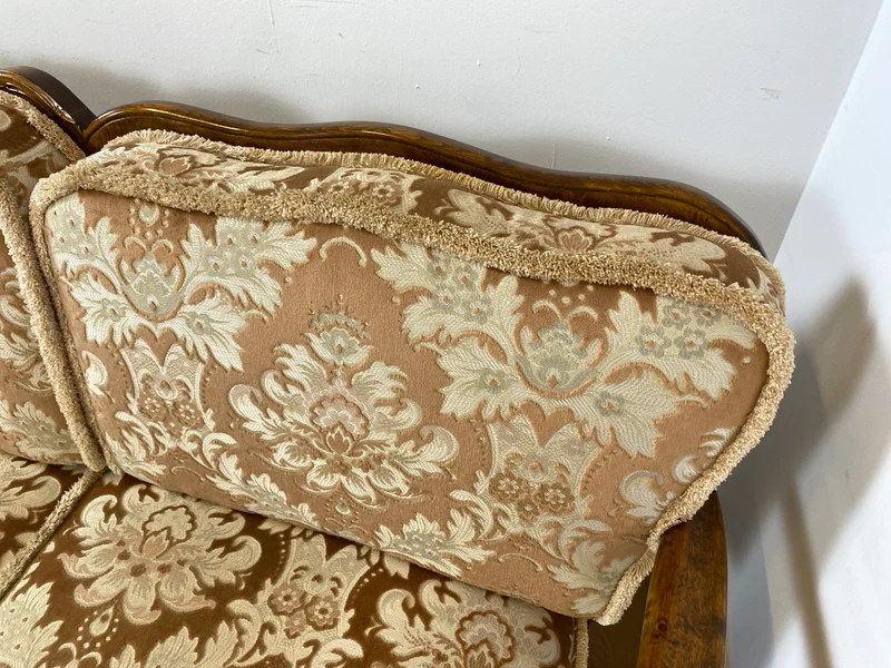 WMK Wunderschönes und gut erhaltenes 60er Jahre Chippendale Sofa mit feinem Brokat Bezug und Wiener Geflecht an der Rückseite
