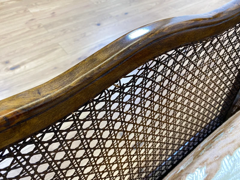 WMK Wunderschönes und gut erhaltenes 60er Jahre Chippendale Sofa mit feinem Brokat Bezug und Wiener Geflecht an der Rückseite