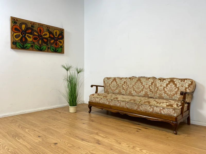 WMK Wunderschönes und gut erhaltenes 60er Jahre Chippendale Sofa mit feinem Brokat Bezug und Wiener Geflecht an der Rückseite