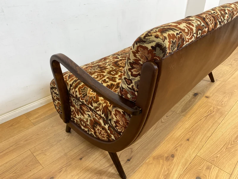WMK Besonders schönes und sehr gut erhaltenes 1930er Jahre Art Deco Sofa , freistellend, mit floralem Originalbezug & bequemen Federkernsitz