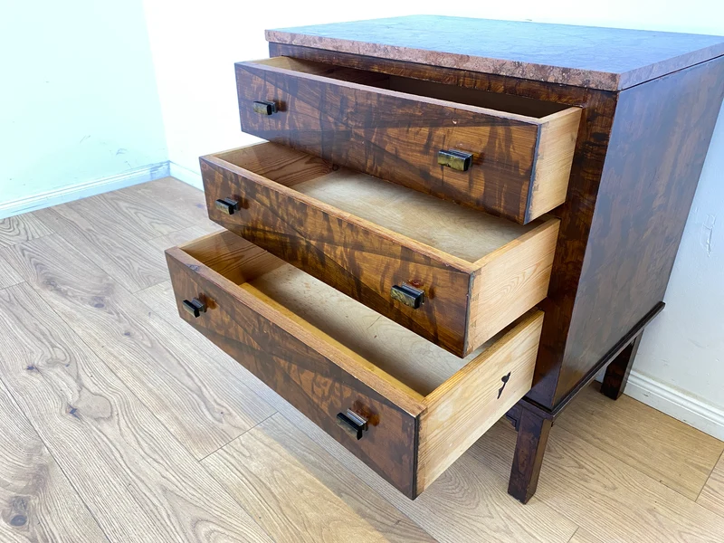 WMK Wunderschöne dänische antike Schubladenkommode aus vollem Holz mit Marmorplatte und hübschen Originalgriffen