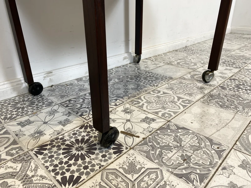 WMK Minimalistische & sehr gut erhaltene skandinavische Nähkommode auf Rollen, in Palisander mit Schublade