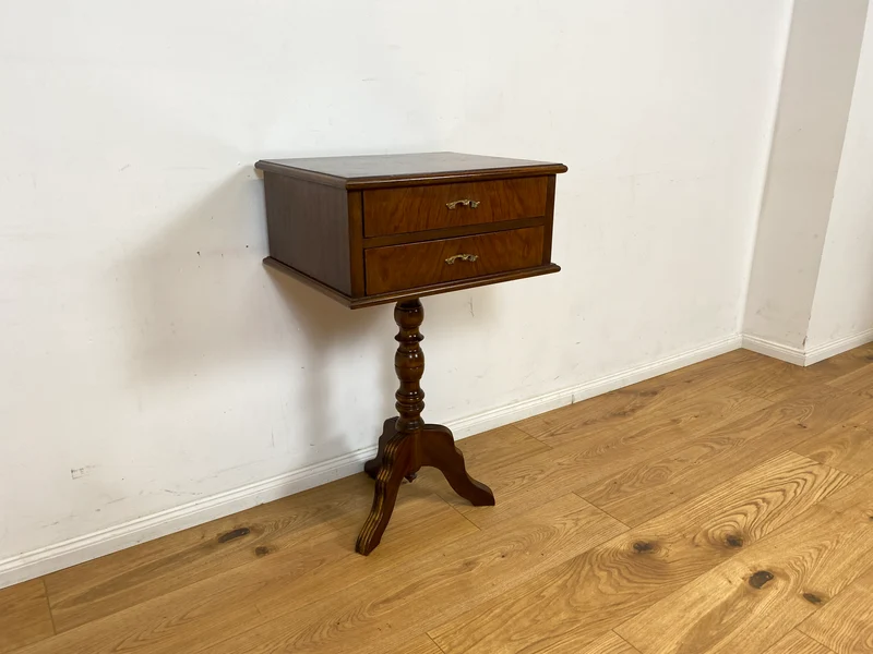 WMK Vornehme und sehr gut erhaltene antike Nähkommode mit Schubladen & edlen Messingbeschlägen