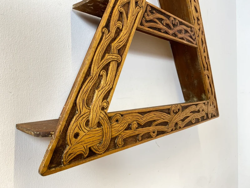 WMK Rares und gut erhaltenes Dänisches Volkskunst Amager Wandregal aus Holz, handgemacht & handgeschnitzt mit Nordischen Runen
