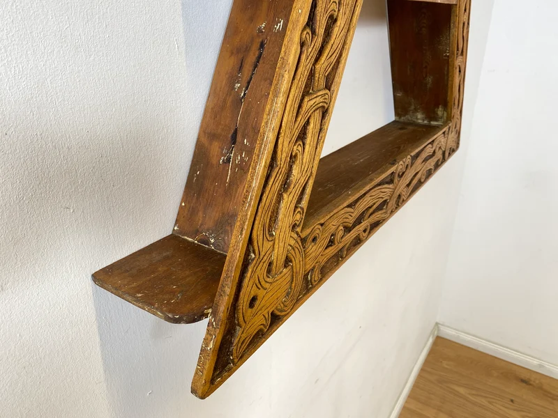 WMK Rares und gut erhaltenes Dänisches Volkskunst Amager Wandregal aus Holz, handgemacht & handgeschnitzt mit Nordischen Runen