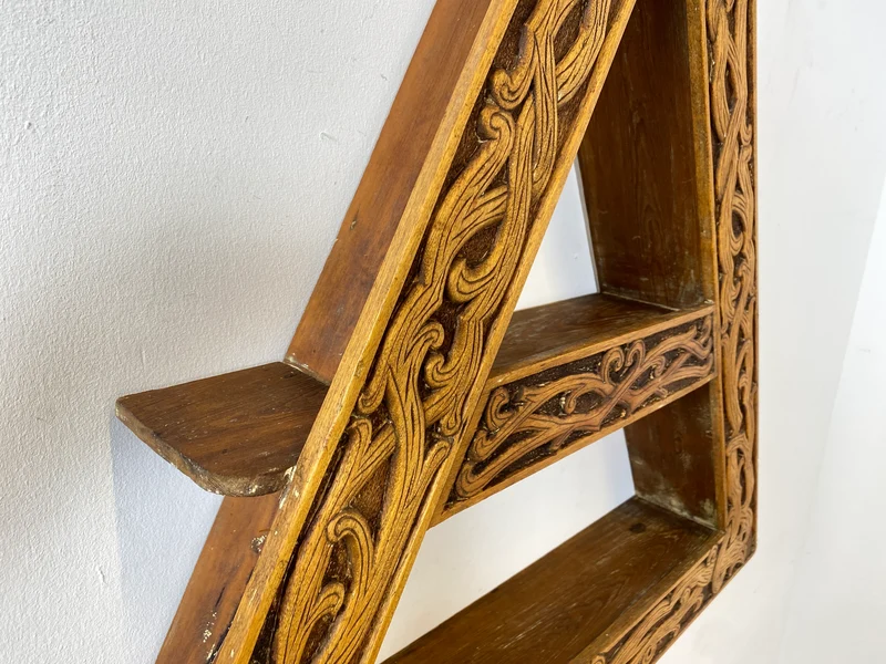 WMK Rares und gut erhaltenes Dänisches Volkskunst Amager Wandregal aus Holz, handgemacht & handgeschnitzt mit Nordischen Runen
