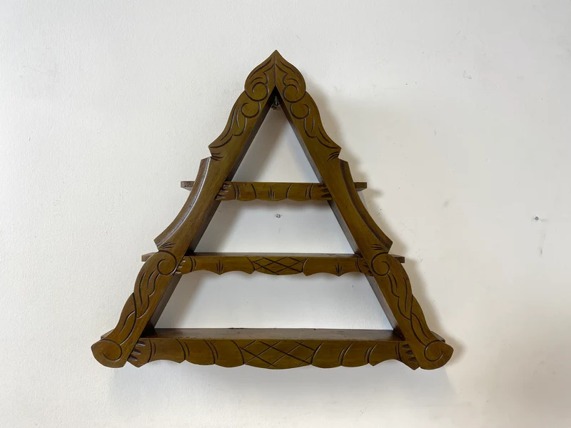 WMK Schönes und gut erhaltenes Dänisches Volkskunst Amager Wandregal aus Holz, handgemacht & handgeschnitzt
