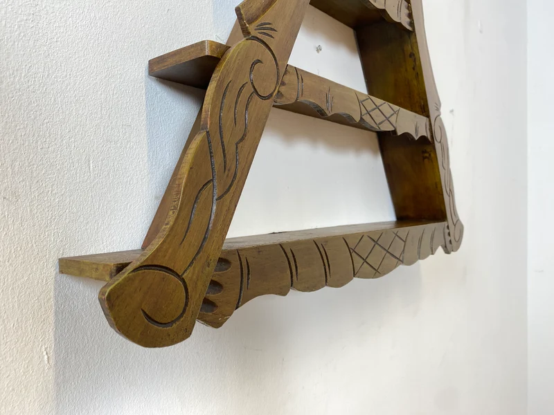 WMK Schönes und gut erhaltenes Dänisches Volkskunst Amager Wandregal aus Holz, handgemacht & handgeschnitzt