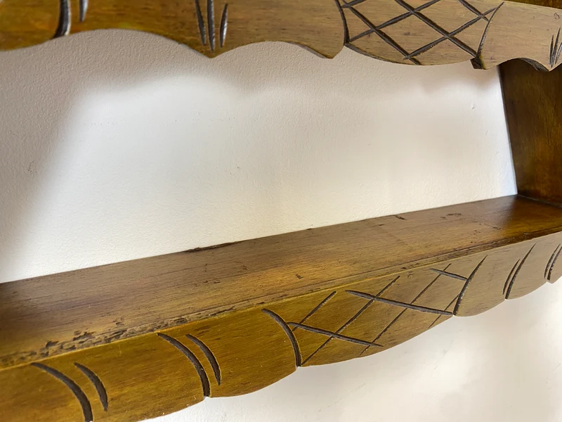 WMK Schönes und gut erhaltenes Dänisches Volkskunst Amager Wandregal aus Holz, handgemacht & handgeschnitzt